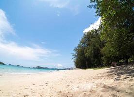 paesaggio estate anteriore vista fisheye mare tropicale spiaggia blu sabbia bianca cielo sfondo calma natura oceano bella onda acqua viaggio nang ram spiaggia Thailandia orientale chonburi orizzonte esotico. foto