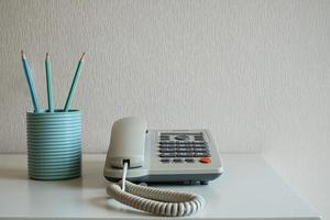 vecchio telefono di casa su un tavolo foto