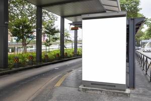 cartellone pubblicitario vuoto alla fermata dell'autobus foto
