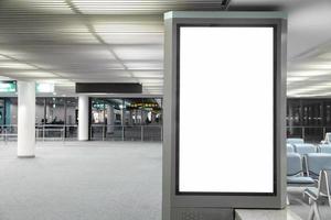 cartellone bianco in aeroporto e sfocatura dello sfondo foto