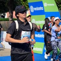 nuovo delhi, India - marzo 16 2023 - vedanta delhi metà maratona gara dopo covid nel quale maratona partecipanti di per attraversare il finire linea, delhi metà maratona 2022 foto