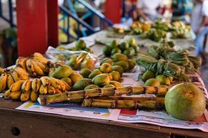 mahe Seychelles 3.04.2023 zucchero canna, Banana, Limone erba e altro frutta nel il cittadina mercato nel vittoria, mahe Seychelles foto