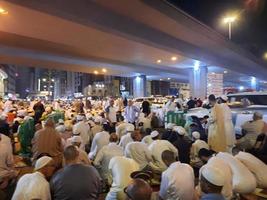 Mecca, Arabia arabia, aprile 2023 - pellegrini a partire dal diverso paesi di il mondo siamo al di fuori Masjid al-haram, makkah su il ventisettesimo notte di Ramadan. foto