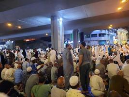 Mecca, Arabia arabia, aprile 2023 - pellegrini a partire dal diverso paesi di il mondo siamo al di fuori Masjid al-haram, makkah su il ventisettesimo notte di Ramadan. foto