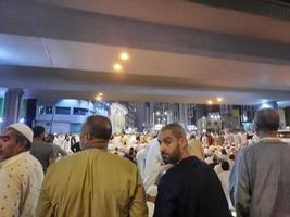 Mecca, Arabia arabia, aprile 2023 - pellegrini a partire dal diverso paesi di il mondo siamo al di fuori Masjid al-haram, makkah su il ventisettesimo notte di Ramadan. foto