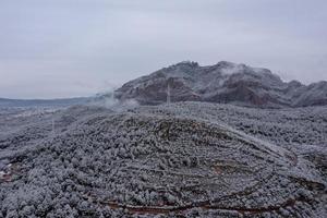 montserrat montagna su un' nevoso inverno giorno. foto