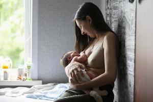 il donna è l'allattamento al seno il bambino. allattamento al seno. foto