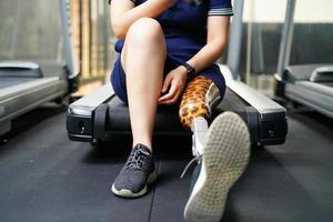 giovane femmina con uno protesico gamba con il pratica di utilizzando protesico gambe per camminare, esercizio e e quotidiano attività foto