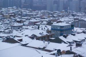 superiore Visualizza di neve paesaggio urbano nel Istanbul a notte foto