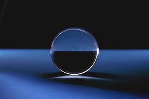 abstact sfera di cristallo in blu e nero. foto