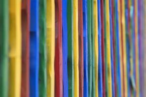 recinzione in legno colorato. una staccionata in legno fatta di bastoncini colorati foto