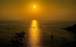 tramonto a promthep cape, phuket, thailandia foto