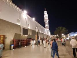 medina, Arabia arabia, aprile 2023 - un' bellissimo Visualizza di il edificio e minareti di il quba moschea nel medina, Arabia arabia a notte. foto