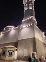 medina, Arabia arabia, aprile 2023 - un' bellissimo Visualizza di il edificio e minareti di il quba moschea nel medina, Arabia arabia a notte. foto
