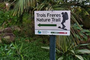 mahe Seychelles 4.04.2023 trois libero natura sentiero, direzione cartello tavola foto