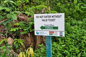 mahe Seychelles 6.04.2023 fare non accedere senza un' valido biglietto cartello tavola a il trois libero natura sentiero, mahe Seychelles foto