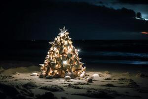 conchiglia e stella marina Natale albero su spiaggia a notte. Natale vigilia. ai generato foto