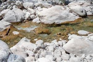 torrente fluente al di sopra di il rocce, montagna ruscello foto