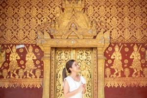 giovane asiatico donna a wat sene souk haram ,luang prabang, Laos foto