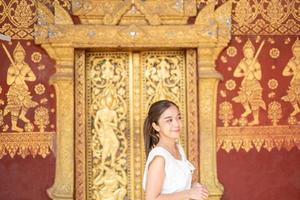 giovane asiatico donna a wat sene souk haram ,luang prabang, Laos foto