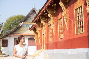 giovane asiatico donna a wat sene souk haram ,luang prabang, Laos foto