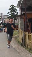 gorontalo, marzo 2023 - maratona in esecuzione gara, persone piedi su città strada. in esecuzione persone a un' maratona concorrenza foto