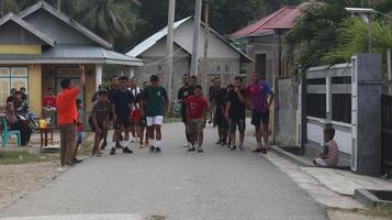 gorontalo, marzo 2023 - maratona in esecuzione gara, persone piedi su città strada. in esecuzione persone a un' maratona concorrenza foto