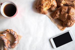 francese Cornetti e tazza di caffè foto