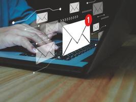 notifica di elettronico posta o e-mail nuovo Messaggio notifica attraverso il digitale finestra foto