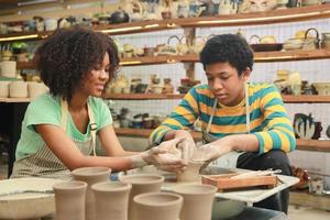 piccolo attività commerciale proprietario di giovane persone la creazione di ceramica foto