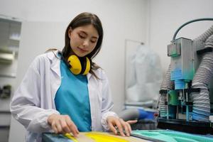 ortopedico tecnico fabbricazione protesico gamba per disabilità persone nel officina. foto