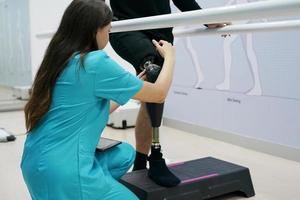 ortopedico tecnico fabbricazione protesico gamba per disabilità persone nel officina. foto