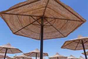 parasole spiaggia ombrelli contro blu cielo foto