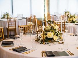 lusso elegante nozze ricezione tavolo preparativi e floreale centrotavola - nozze banchetto e evento all'aperto foto