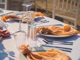 lusso elegante nozze ricezione tavolo preparativi e floreale centrotavola - nozze banchetto e evento all'aperto foto