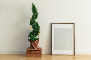 interno cipresso o thuja nel pentola è decorazione palle piace Natale albero. alternativa alberi per Natale . copia spazio e spazio per testo foto