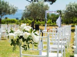 nozze arco decorato con stoffa e fiori all'aperto. bellissimo nozze impostato su. nozze cerimonia su verde prato nel il giardino. parte di il festivo arredamento e floreale disposizione. foto