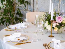 lusso elegante nozze ricezione tavolo preparativi e floreale centrotavola - nozze banchetto e evento all'aperto foto