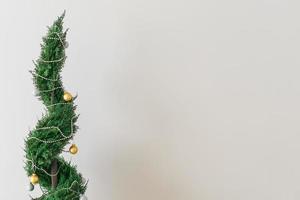 interno cipresso o thuja nel pentola è decorazione palle palline piace Natale albero. alternativa natale alberi e vuoto posto per pubblicità. copia spazio e spazio per testo foto