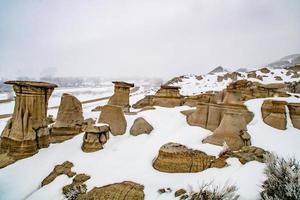 paesaggio di hoodoos e neve foto