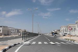 un' bellissimo Visualizza di blu cielo e nuvole su vuoto strada foto