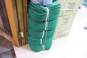 verde colorato nylon corda ,contorto verde corda nel il mercato all'aperto foto