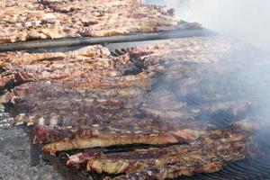 tradizionale carne grigliato su il griglia nel il argentino campagna foto