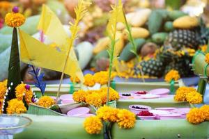 verde Banana foglia e calendula fiori decorazione su tavolo per credenza e culto il di Dio di induismo nel Tailandia foto
