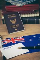 formazione scolastica nel Australia concetto, passaporto e bianca Nota su Australia bandiera . foto