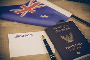 formazione scolastica nel Australia concetto, passaporto e bianca Nota su Australia bandiera . foto