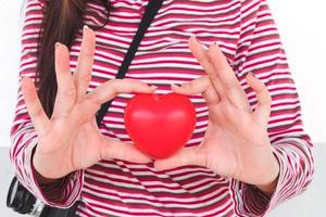 rosso cuore cartello nel mano foto