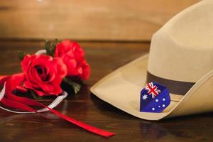 anzac esercito floscio cappello con rosso fiore su Vintage ▾ legna sfondo . foto