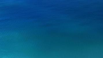 vista aerea dall'alto, bellissima superficie del mare blu foto