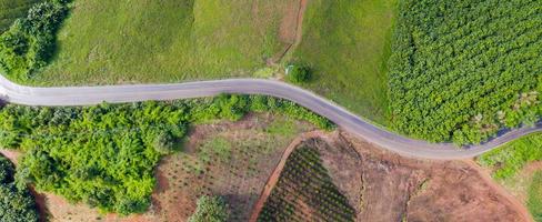 vista aerea della strada rurale in zona di campagna, vista da drone foto